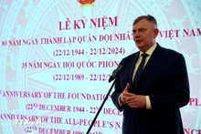 El viceministro de Defensa de Polonia Paweł Bejda habla en el evento. (Foto: VNA)