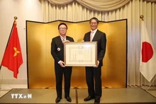 El embajador de Tokio en Hanói, Ito Naoki, condecora con la Orden del Sol Naciente, Estrella de Oro y Plata, a Hoang Binh Quan, exmiembro del Comité Central del Partido Comunista de Vietnam y exjefe de su Comisión de Relaciones Exteriores. (Foto: VNA)