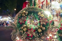 Adornos navideños vendidos en la calle Hang Ma. (Foto: VNA)