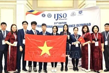 La delegación de estudiantes vietnamitas en la 21 Olimpiada Internacional de Ciencias Juveniles (IJSO) en Rumanía. (Foto: VNA)