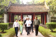 El secretario de la Asamblea Nacional del Poder Popular y del Consejo de Estado de Cuba, Homero Acosta Álvarez, y su comitiva visitan el Templo de la Literatura. (Fotografía: quochoi.vn)