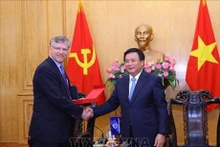 El miembro del Buró Político del Partido Comunista de Vietnam, presidente del Consejo Teórico Central y director de la Academia Política Nacional Ho Chi Minh, Nguyen Xuan Thang, recibió a Marcello de Moura Estevão Filho, director de la práctica global de Macroeconomía, Comercio e Inversión del Banco Mundial. (Fotografía: VNA) 