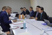 La delegación vietnamita trabaja con el presidente de la COP26, Alok Sharma, sobre la transición energética de Vietnam. (Fotografía: VNA)