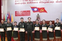 La ceremonia de entrega de certificación de idioma vietnamita para los médicos laosianos. (Fotografía: VNA)