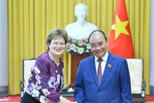 El presidente de Vietnam, Nguyen Xuan Phuc, recibe a la gobernadora del estado de Australia del Sur, Frances Adamson. (Fotografía: VNA)