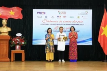 La directora general de la VNA, Vu Viet Trang (derecha) y la jefa interna de la Organización Internacional de la Francofonía en la región Asia Pacífico, Tran Thi Mai Yen, entregan el primer premio al concursante Ho Ngoc Vinh Nguyen. (Fotografía: VNA)