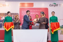 Representantes de Cargill y CARE International firman un Memorando de Entendimiento para 'She Thrives'. (Fotografía: VNA)