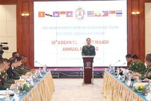 El primer coronel Duong Quy Nam, director del Instituto de Relaciones Internacionales de Defensa perteneciente al Ministerio de Defensa de Vietnam, interviene en el evento. (Fotografía: VNA)
