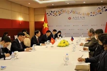 Los cancilleres de Vietnam, Bui Thanh Son, y de Filipinas, Enrique Manalo, en el encuentro. (Fotografía: VNA)
