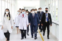 El premier vietnamita, Pham Minh Chinh, visita instalaciones simbólicas de nexos Vietnam-Camboya. (Fotografía: VNA)
