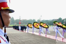 [Foto] Dirigentes del Partido y el Estado rinden homenaje al Presidente Ho Chi Minh