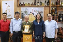 La presidenta interina de Vietnam, Vo Thi Anh Xuan, visitó y entregó obsequios a veterano Nguyen Viet Diem. (Foto: VNA)