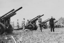 El general Vo Nguyen Giap inspecciona las unidades que pelean en la Campaña de Dien Bien Phu en el frente (Foto: VNA).