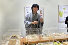 El profesor Hibino Terutoshi, experto en sushi y curador de la exposición en el evento. (Foto: thoidai.com.vn)