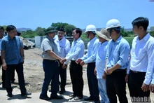 El primer ministro Pham Minh Chinh examina labores de lucha contra la sequía en Ninh Thuan.