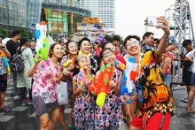 Tailandeses y turistas extranjeros disfrutan del ambiente festivo. (Foto: Internet)