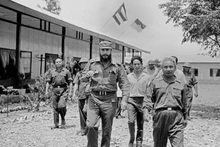 Fidel Castro, primer secretario del Comité Central del Partido Comunista y primer ministro del gobierno revolucionario de Cuba, visita el Comité Popular Revolucionario de la provincia de Quang Tri (la zona liberada de Vietnam del Sur). (Fotografía: VNA)