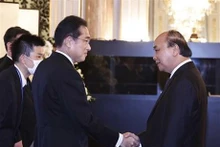 El presidente de Vietnam, Nguyen Xuan Phuc, y el primer ministro de Japón, Kishida Fumio. (Fotografía: VNA)
