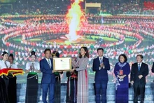  El viceministro de Cultura, Deportes y Turismo de Vietnam Hoang Dao Cuong recibe el Certificado de reconocimiento a la danza Xoe de la etnia minoritaria Thai como Patrimonio Cultural Inmaterial de la Humanidad, entregado por Pauline Tamesis, coordinadora permanente de la ONU en Vietnam. 