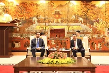 El presidente del Comité Popular de Hanói, Tran Sy Thanh (derecha) recibe al nuevo embajador del Reino Unido en Vietnam, Iain Frew. (Fotografía: kinhtedothi.vn)