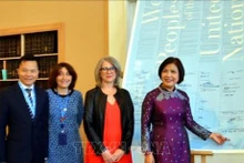 Le Thi Tuyet Mai, representante permanente de Vietnam ante la ONU, la Organización Mundial del Comercio (OMC) y otros organismos internacionales en Ginebra, firma el cartel de la Carta de la ONU. (Fotografía: VNA)