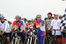 El presidente de la Asmablea Nacional de Laos, Saysomphone Phomvihan y el embajador de Vietnam en Laos, Nguyen Ba Hung, en la actividad.