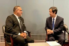 El ministro de Educación y Formación de Vietnam, Nguyen Kim Son (derecha), se reúne con el Secretario de Educación de Estados Unidos. (Fotografía: Revista Educación y Época)