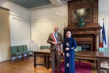 El alcalde de Sainte Adresse, Hubert Dejean de La Batie, y la ministra del Interior de Vietnam, Pham Thi Thanh Tra. (Fotografía: VNA)