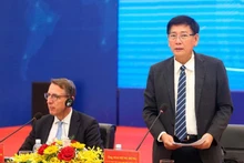 El vicepresidente permanente del Comité Popular de Binh Duong, Mai Hung Dung, habla en la rueda de prensa. 