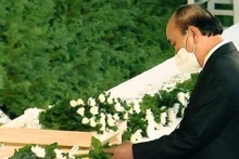 El presidente Nguyen Xuan Phuc depositó flores en memoria del extinto premier japonés Shinzo Abe. (Fotografía: VNA)