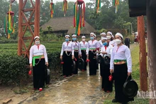 Representantes de la etnia Muong dan la bienvenida a los visitantes. 