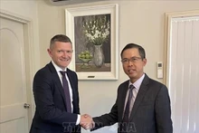 El embajador de Vietnam en Australia, Pham Hung Tam (derecha), recibe a Anthony McFarlane, director de Comunicaciones del Grupo Sunrice. (Foto: VNA)