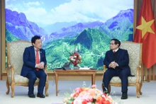 El primer ministro vietnamita, Pham Minh Chinh (derecha), recibe al director general de la FAO, Qu Dongyu. 
