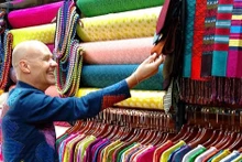 El embajador de los Países Bajos en Vietnam, Kees van Baar, con un tradicional Ao dai vietnamita, visita el pueblo de seda Van Phuc, distrito de Ha Dong, Hanói, con motivo del Tet 2025. (Foto: Embajada de los Países Bajos en Vietnam)