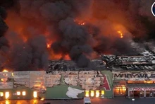Cientos establecimientos de vietnamitas afectados por incendio en centro comercial polaco. (Foto: VNA)