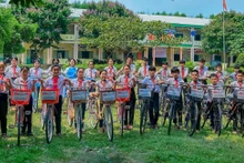 Fundación Lifestart dona bicicletas a estudiantes en circunstancias difíciles en Quang Nam. (Foto: thoidai.com.vn)