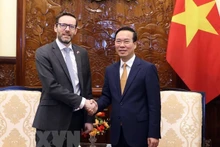 El presidente de Vietnam, Vo Van Thuong y el embajador del Reino Unido en Vietnam, Iain Frew. (Foto: VNA)