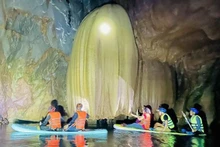 Dentro de la cueva Son Nu. (Foto: VNA)
