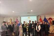 La misión diplomática de Laos visita a la embajada vietnamita en Australia. (Foto: VNA)