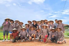 Turistas españoles toman foto de recuerdo en la aldea de cultivo de verduras de Tra Que, el 19 de agosto de 2023. 