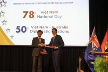Nguyen Tat Thanh, embajador de Vietnam en Austrlia entrega un regalo a Tim Watts, ministro asistente de Relaciones Exteriores de Australia. (Foto: VNA)