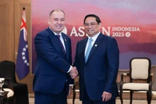 El primer ministro de Vietnam, Pham Minh Chinh, sostuvo un encuentro con su homólogo de las Islas Cook, Mark Brown. (Foto: VNA)
