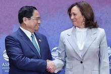 El primer ministro de Vietnam, Pham Minh Chinh, y la vicepresidenta de Estados Unidos, Kamala Harris (Foto: VNA)