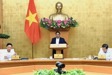 El primer ministro Pham Minh Chinh preside la reunión. 