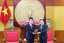 Ho Tien Thieu, presidente del Comité Popular de Lang Son, entrega un recuerdo al embajador de Corea del Norte en Vietnam, Ri Sung Guk. (Foto: congluan.vn) 