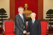 El 23 de marzo de 2017, el entonces secretario general del Partido Comunista de Vietnam, Nguyen Phu Trong, recibe en Hanói al primer ministro de Singapur, Lee Hsien Loong, durante la visita oficial del último al país indochino. (Foto: VNA) 