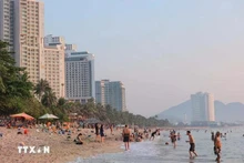 En la playa en Nha Trang. (Foto: VNA)