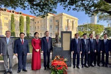El secretario general del PCV, To Lam, y su esposa, junto con la delegación de alto rango de Vietnam, se toman una foto de recuerdo en la estatua del Tío Ho. (Foto: VNA)