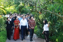 El secretario general del PCV, To Lam (al frente, en el centro), su esposa, Ngo Phuong Ly (al frente, a la izquierda), y el primer ministro singapurense, Lawrence Wong, recorren el Jardín Botánico de Singapur. (Foto: VNA)