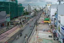 El proyecto de la Línea 2 del Metro de Ciudad Ho Chi Minh cuenta con un capital de inversión total de unos 1,9 mil millones de dólares, y básicamente ya se ha completado la limpieza de tierras, con una tasa del 99,8 por ciento. (Foto: sggp.org.vn)